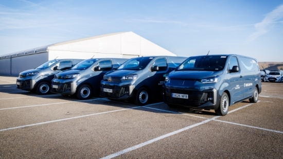 Stellantis entrega a Amazon 300 furgonetas eléctricas para el reparto urbano Stellantis entrega a Amazon 300 furgonetas eléctricas para el reparto urbano