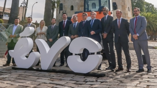 EVO presenta en Sevilla una cabeza tractora propulsada por hidrógeno para aplicaciones portuarias EVO presenta en Sevilla una cabeza tractora propulsada por hidrógeno para aplicaciones portuarias
