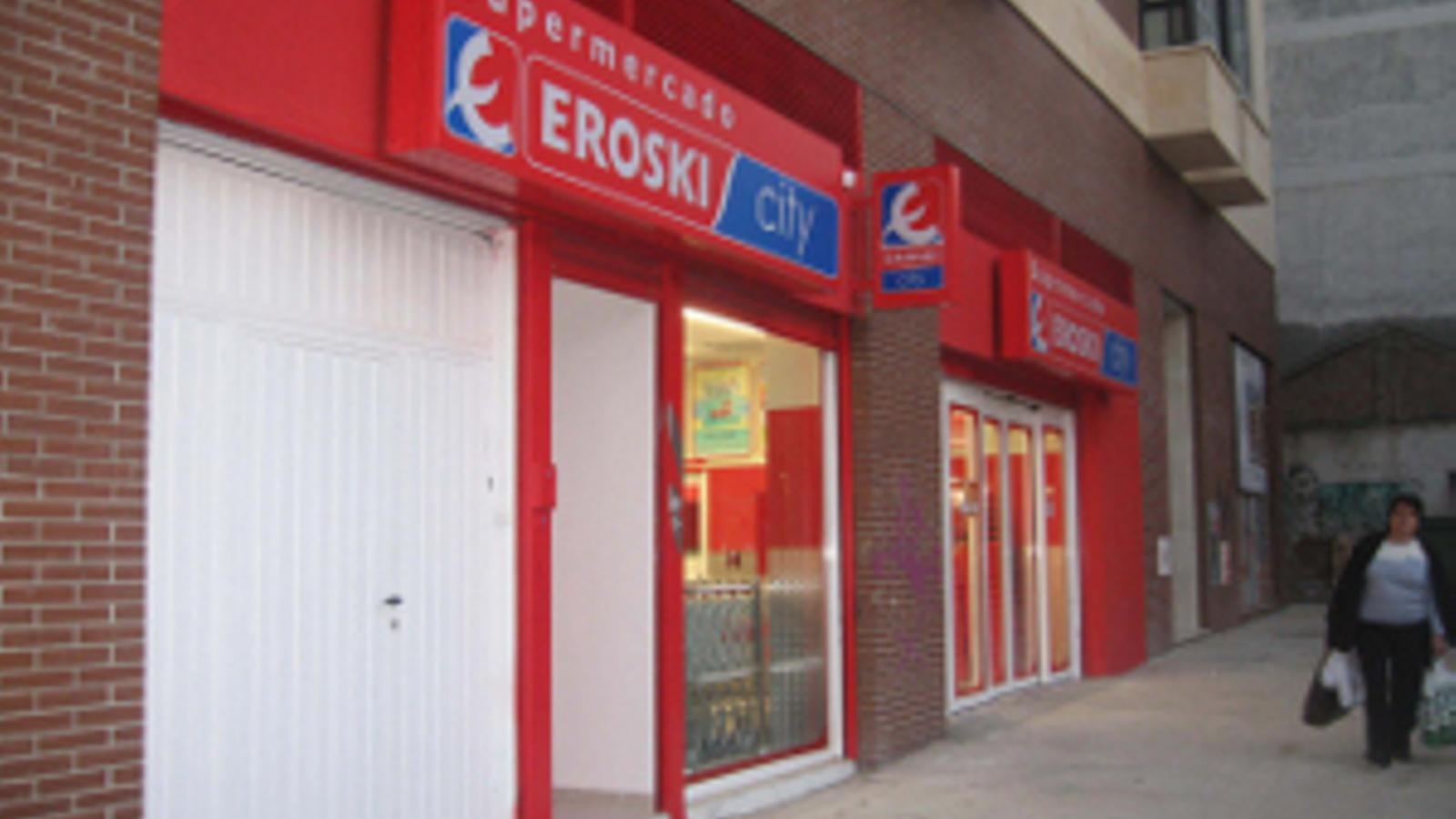 Fachada de supermercado Eroski City en una imagen de archivo - Fachada de supermercado Eroski City en una imagen de archivo -