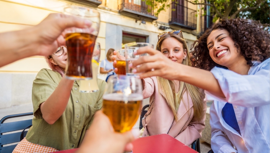 El 73% de los españoles acude a sus bares y restaurantes favoritos cada semana, según NielsenIQ