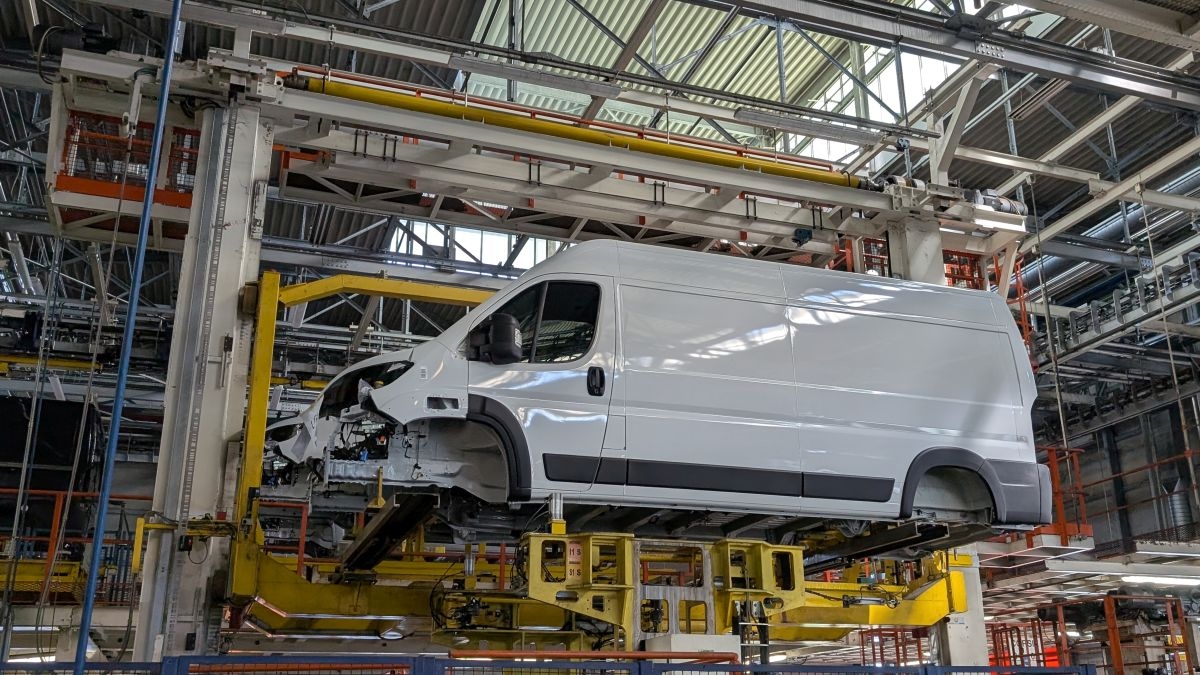 Con 14 motores, cuatro tipos de transmisión, más de 300 opciones y ocho volúmenes de furgones, la fábrica constituye un ecosistema de producción capaz de ofrecer más de 2.500 versiones diferentes.