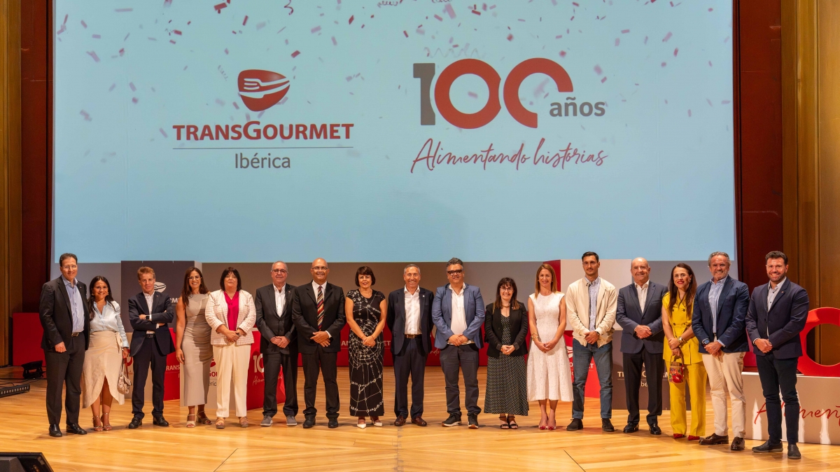 El equipo directivo de Transgourmet Ibérica junto a los representantes institucionales.