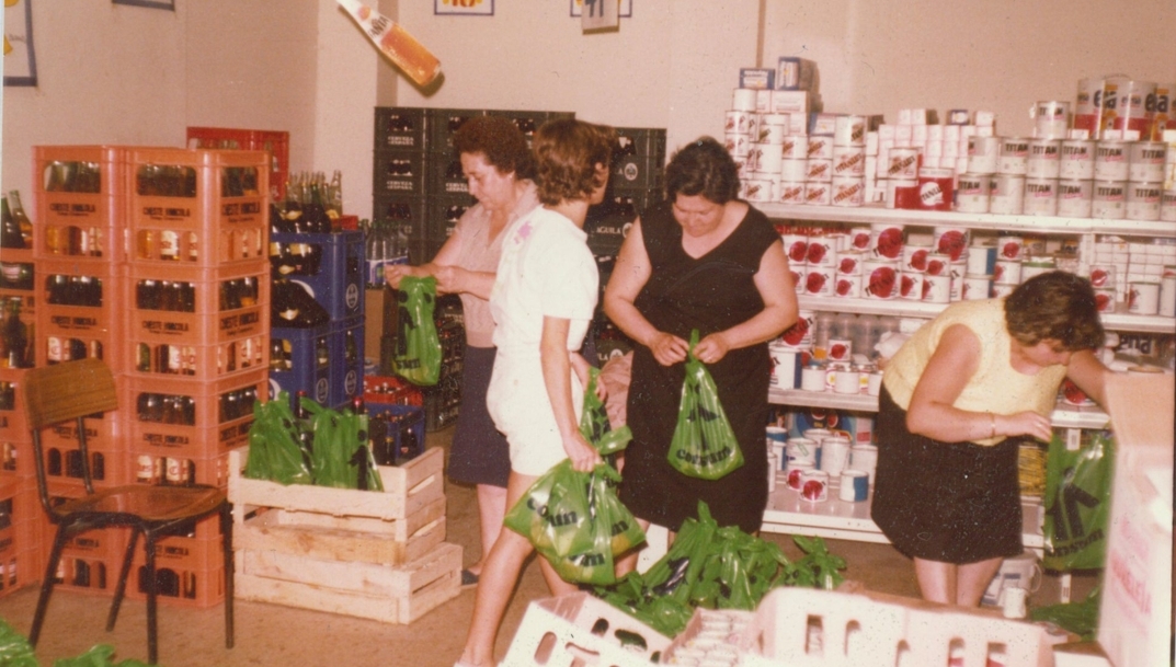 Clientas en la primera tienda Consum de Alaquàs en 1975.