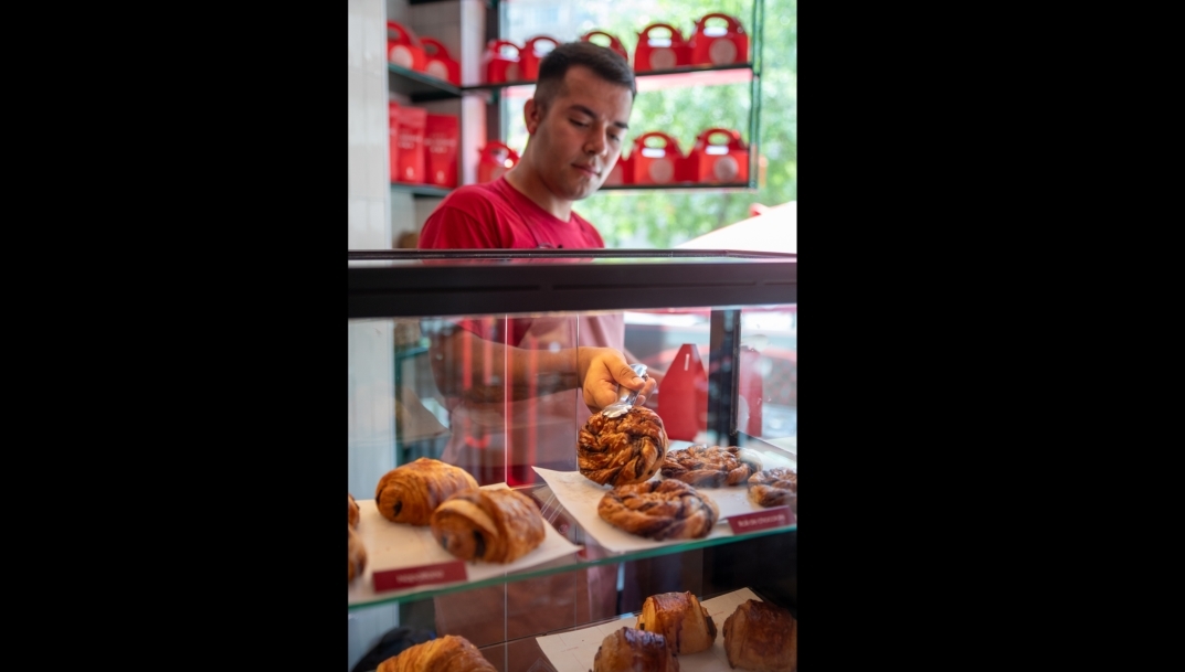 Productos dulces en la barra de repostería del Vips de Poeta Joan Maragall.