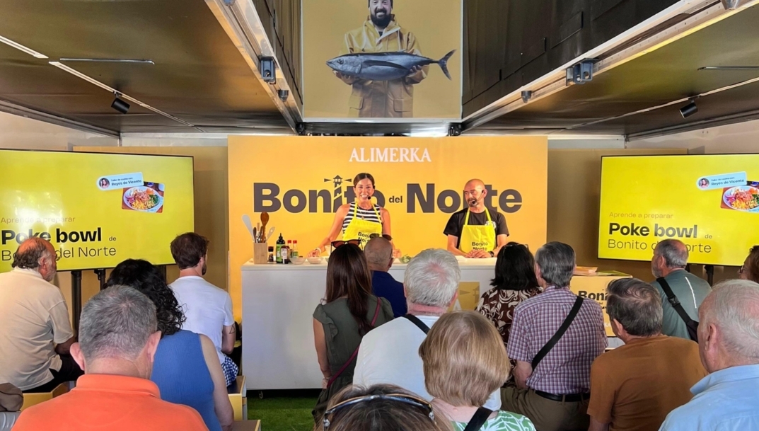 Taller sobre el bonito del Norte en el expo tráiler de Alimerka.