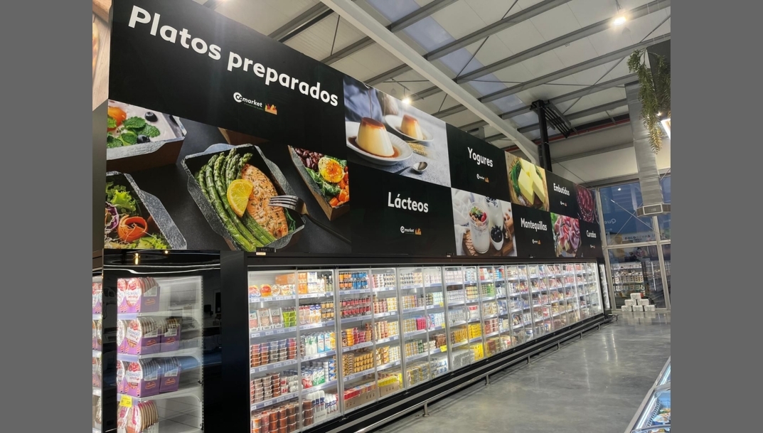 Productos refrigerados en el nuevo Comarket de Palma del Condado.