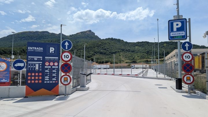 El aparcamiento seguro cuenta con videovigilancia 24/7 sin puntos ciegos, control de acceso automatizado y puertas peatonales con lectura de ticket, entre otras medidas para garantizar una protección integral.