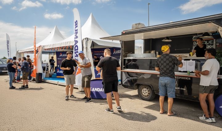La celebración incluyó una fan zone con música ambiente, juegos, comida y bebida, área de descanso y regalos directos para los chóferes.