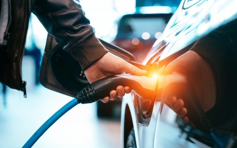 Fallece electrocutado un Policía Local de Amposta (Tarragona) mientras reparaba su vehículo eléctrico