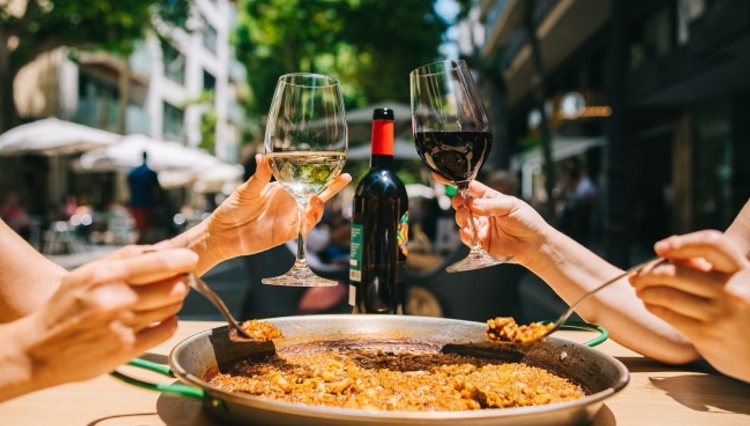 4 de cada 10 españoles gastarán entre 200 y 400 euros en restaurantes este verano