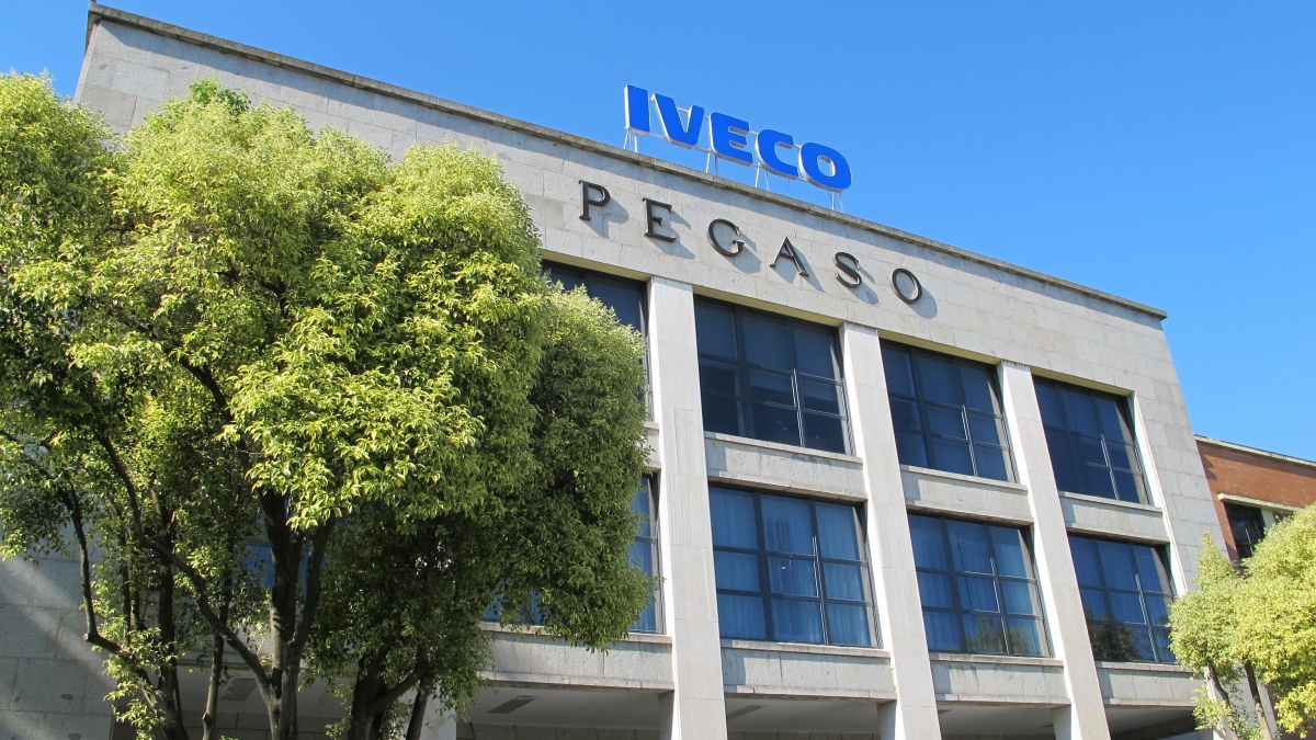 Fachada principal de la sede central de Iveco en España. - 