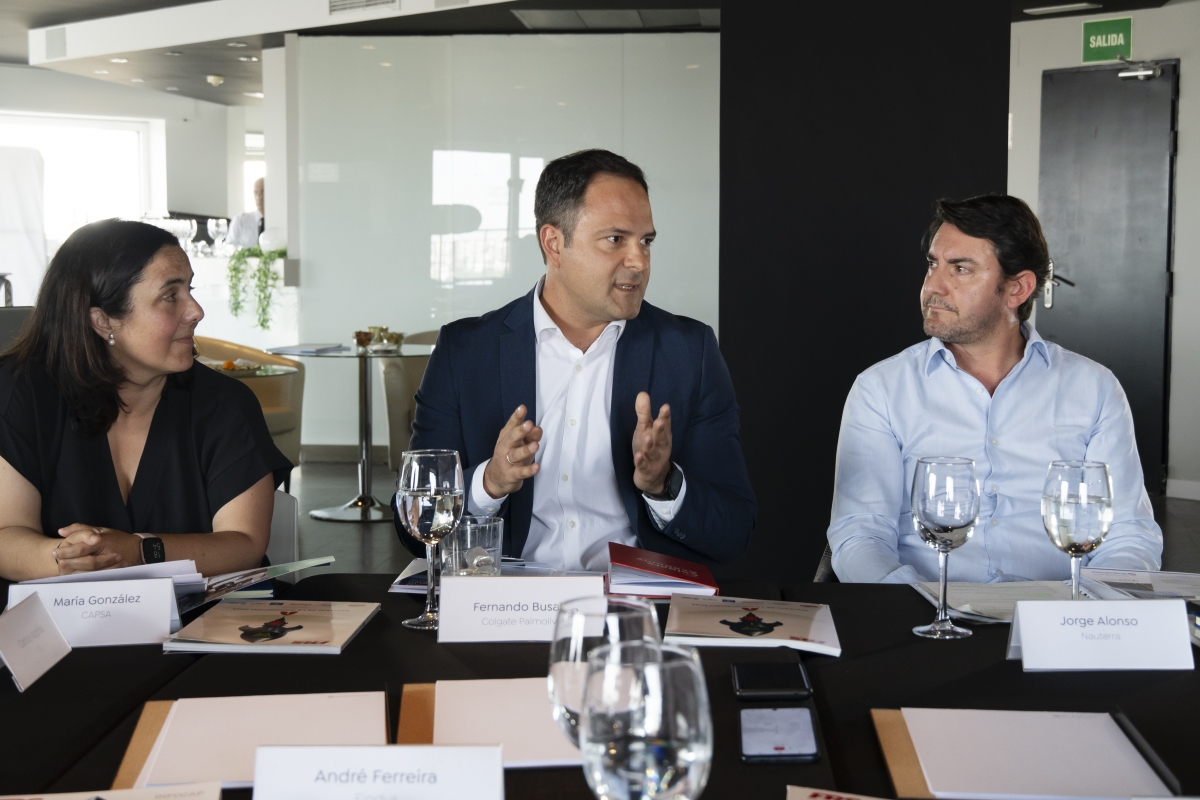 María González (Capsa), Fernando Busato (Colgate-Palmolive) y Jorge Alonso (Nauterra).