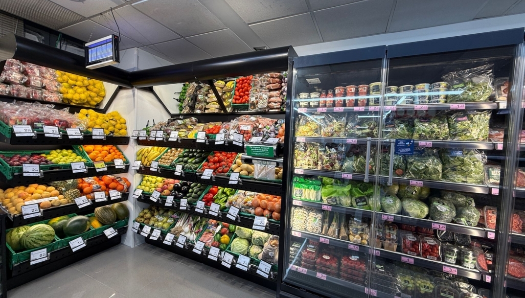 Secciones de frescos en el Carrefour Express de la calle Provença (Barcelona).
