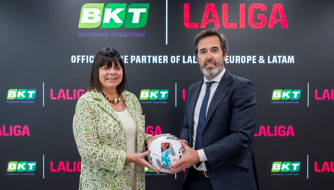 Lucía Salmaso (BKT Europe) y Jorge de la Vega (LALIGA).