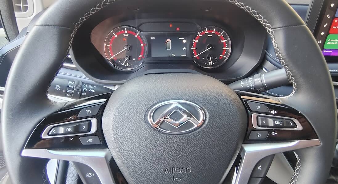 El cuadro de instrumentos encaja perfectamente en el arco superior del volante.