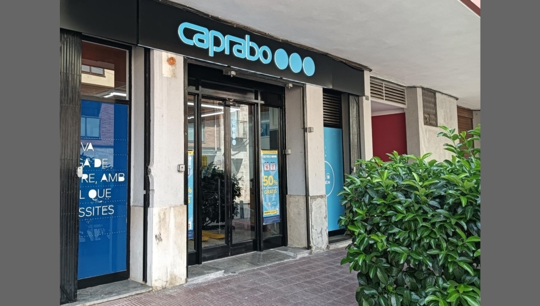 Fachada de una tienda Caprabo. - 
