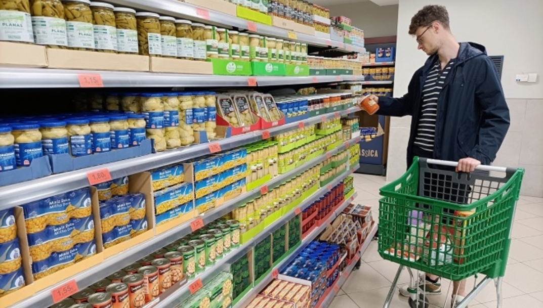 El consumidor español reduce el tamaño de su cesta, pasando de 23 a 12 productos en cuatro años