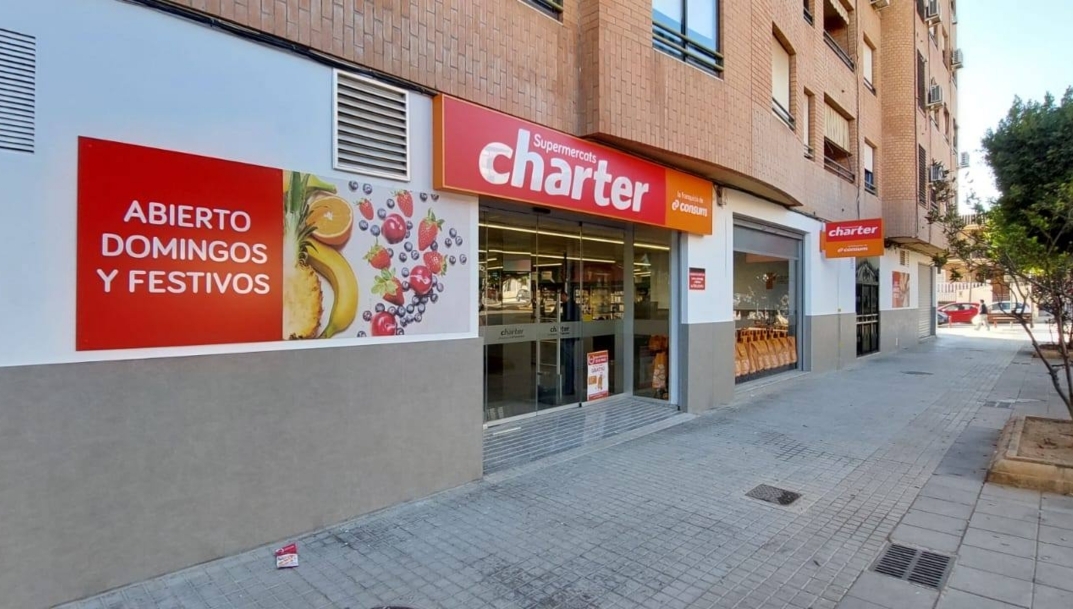 Fachada de un supermercado Charter. - 