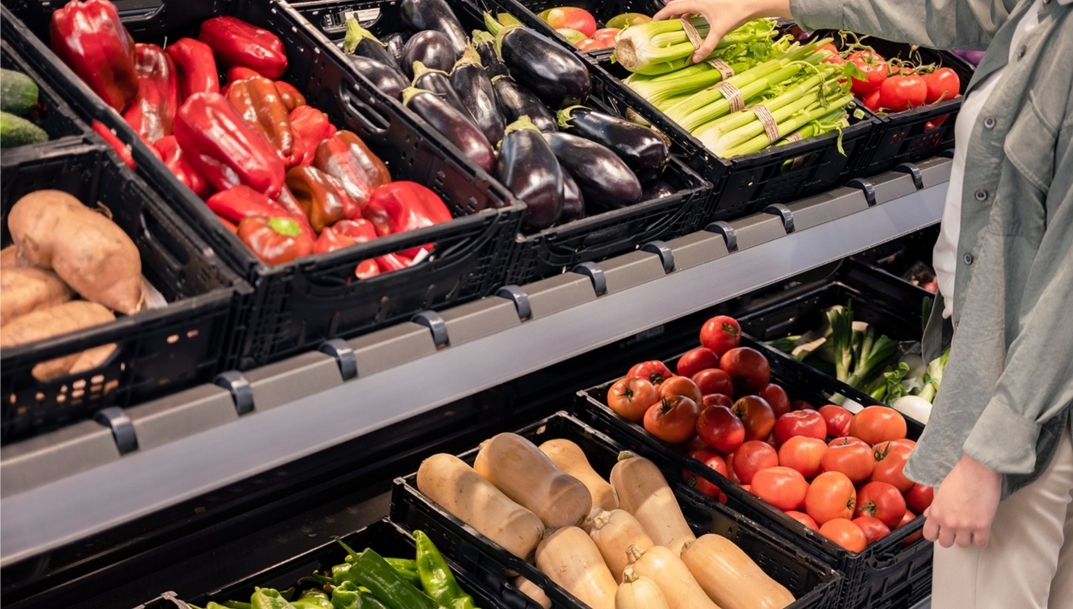 Sección de frutas y verduras en un supermercado Aldi. - 
