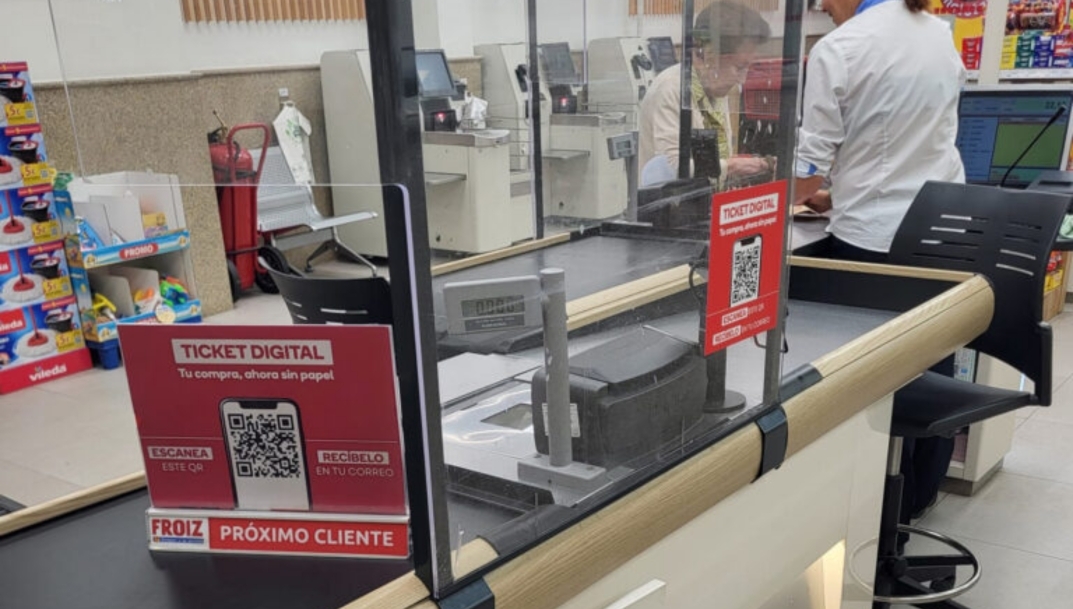 Información sobre el ticket digital en la línea de caja de un supermercado Froiz. - 