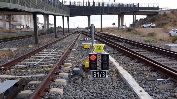 Transportes pide colaboración a los operadores ferroviarios para buscar soluciones alternativas al diésel en el tren