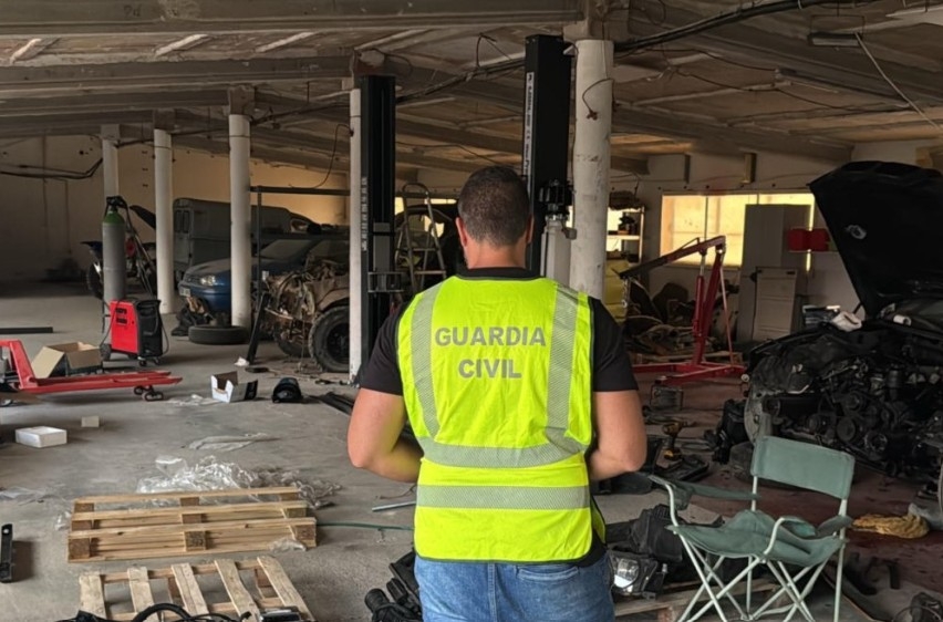 La Guardia Civil desmantela y pone nueve denuncias a un taller ilegal en una granja avícola en la pedanía de Jesús (Tarragona)