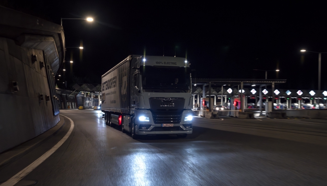 MAN muestra la viabilidad de la logística nocturna sin emisiones en el paso del Brennero (Italia)