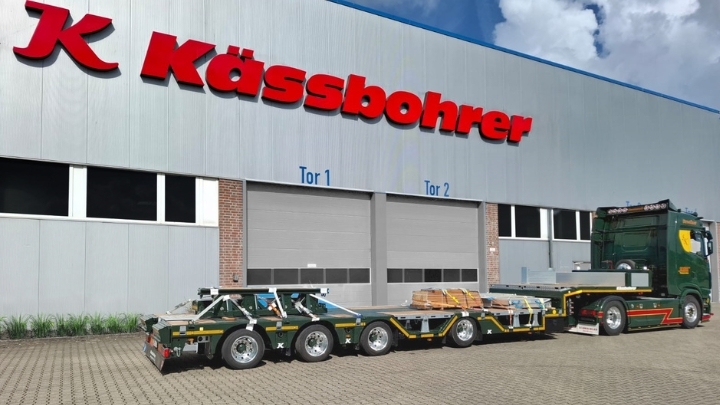 Kässbohrer entrega un semirremolque de plataforma baja extensible a Engtra para el transporte especial
