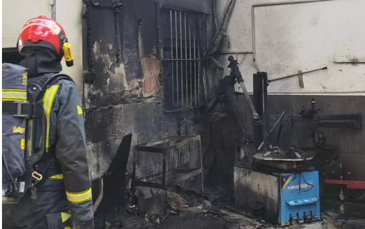 Un incendio arrasa un taller de Chilches (Castellón) con su propietario en el piso de arriba