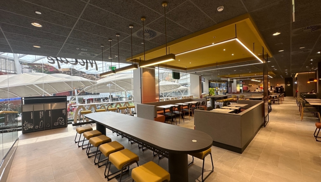 Interior del McDonald's del centro comercial Islazul. - 