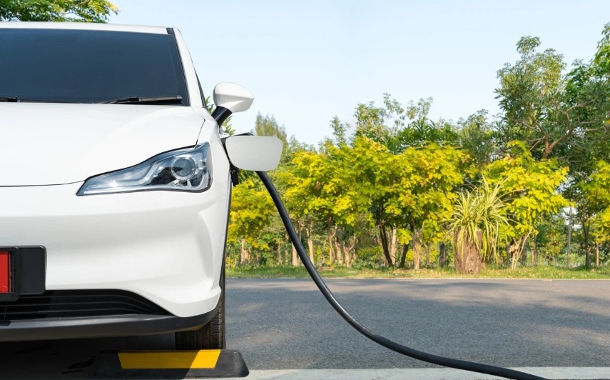 La escasez de recambios y talleres especializados, el gran cuello de botella del coche eléctrico en España