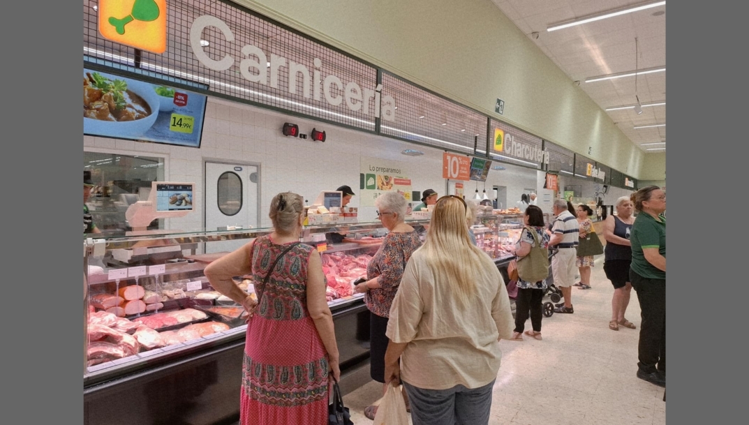Interior de carnes y embutidos de Dialprix en Avenida de Novelda, 76 de Alicante.