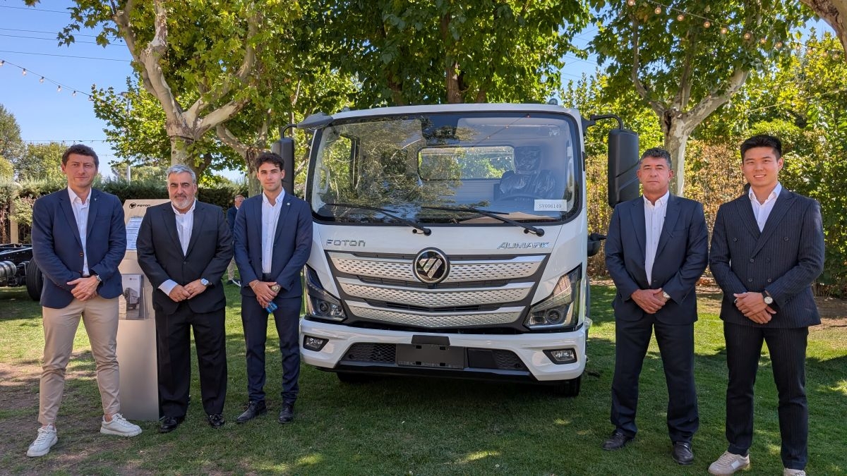 De izqda. a dcha., An?l Öztürk, responsable de Posventa del Grupo Acendix, Pedro Pedrero, director comercial de Foton Trucks España; Guillem Pujeu, director de Desarrollo de Red del Grupo Acendix; Lluís Pujeu, presidente del Grupo Acendix, y Ren Yufei, manager de Foton Iberia.