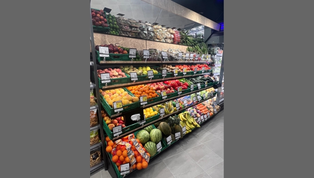 Sección de fruta y verdura en el nuevo Carrefour Express de Valladolid.