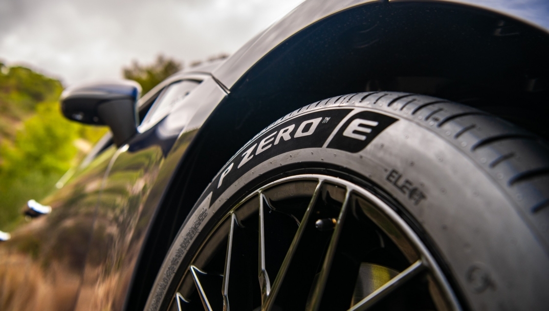 Neumático P Zero E de Pirelli.