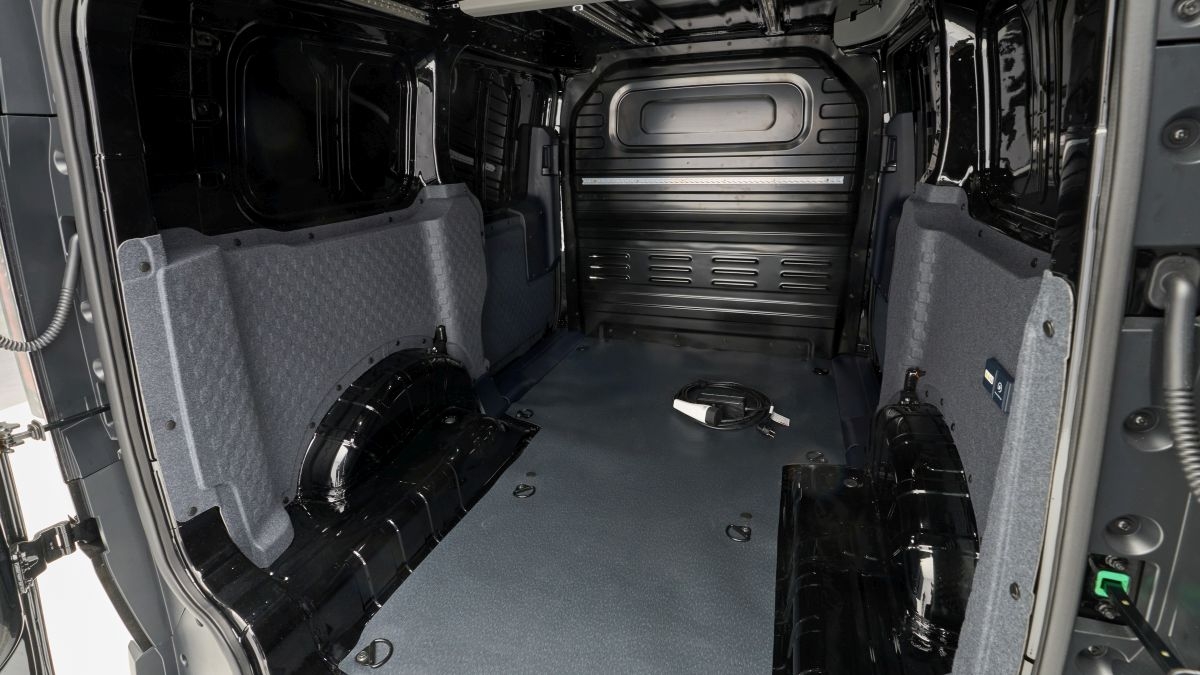 La plataforma E-GMP.S utiliza un concepto tipo ‘skateboard’ que permite integrar diversos diseños de carrocería en la parte superior de una base plana.