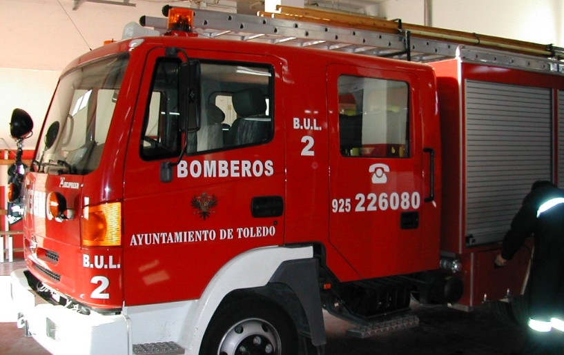 Los bomberos extinguen el incendio desatado en un taller de neumáticos de Quintanar de la Orden (Toledo)