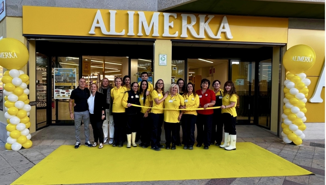Fachada y equipo del reformado supermercado de Alimerka en León. - 