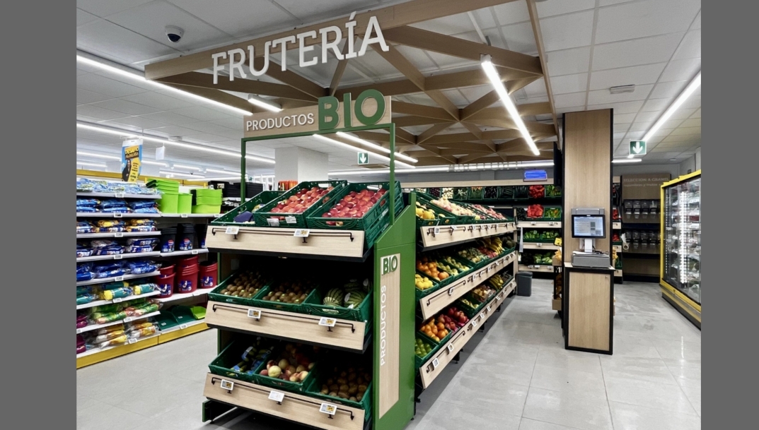 Frutería en libre servicio de Alimerka en su reformada tienda de León.