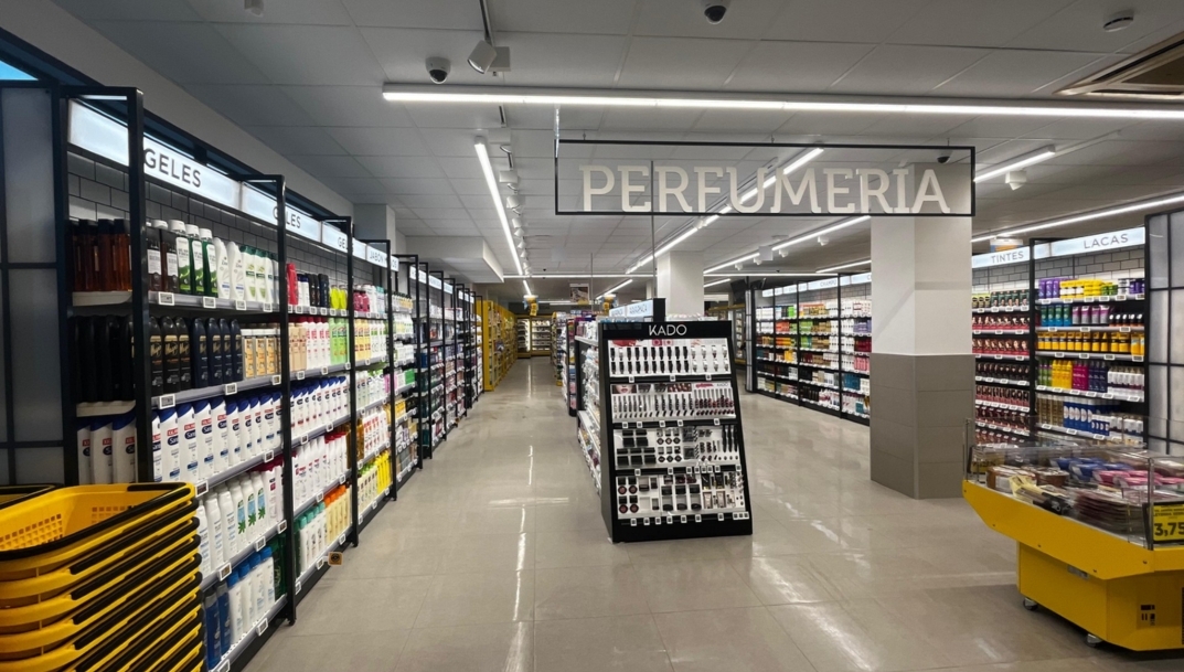 Sección de perfumería completamente reformada de la tienda Alimerka de León .