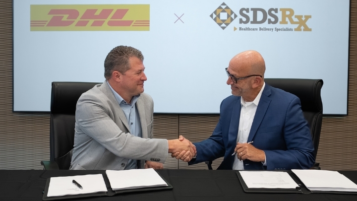 Mark Kunar y Drew Kronick en la firma del acuerdo. - 