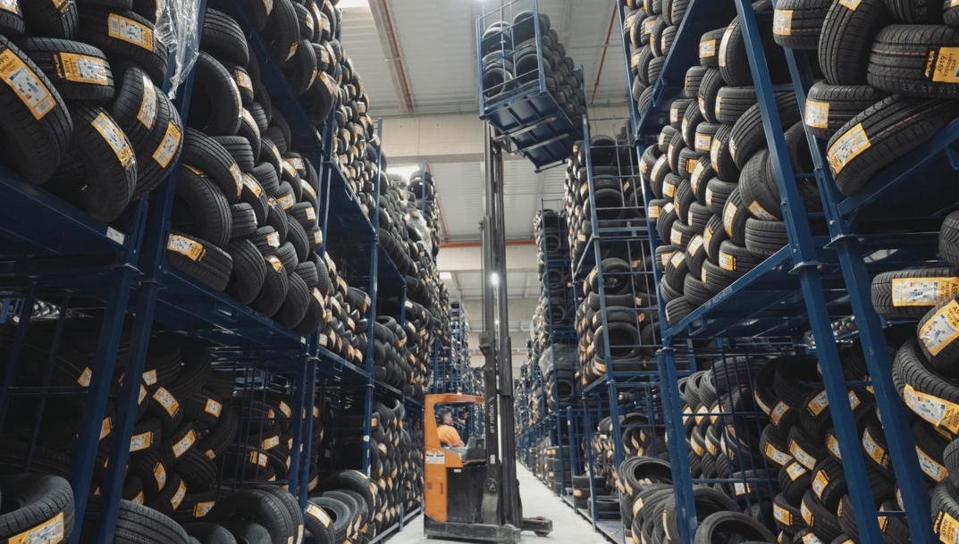 Interior del nuevo almacén de Top Recambios en Alberic (Valencia). - 