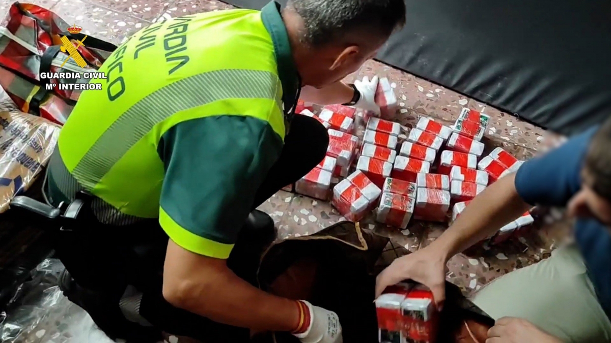 Detenido el conductor de un camión frigorífico por transportar 1.555 kilos de hachís en la A-7