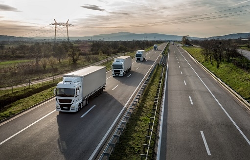 El ministerio se compromete a agilizar las autorizaciones de transporte internacional tras la denuncia del sector