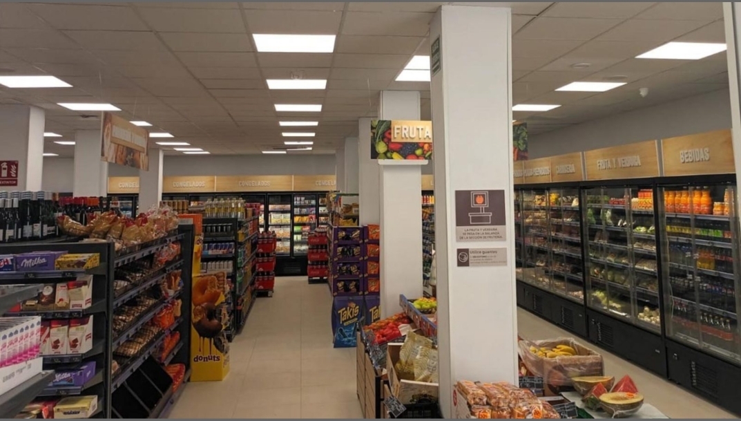 Interior del primer supermercado Kuups de Nuditrans en Novelda (Alicante). - 