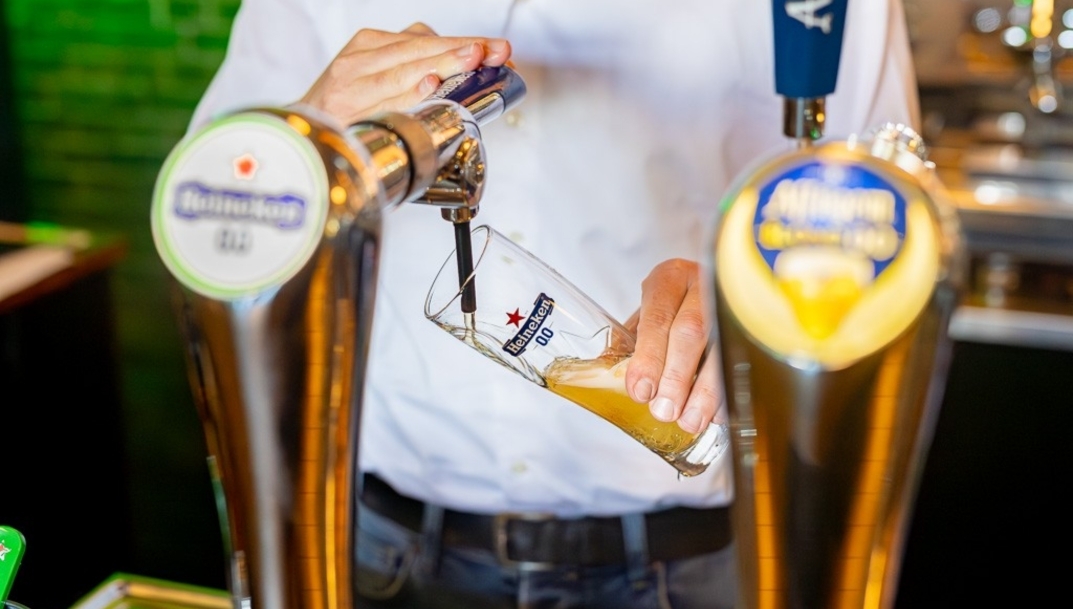 La hostelería se apunta a la cerveza sin alcohol: más de 3.000 bares españoles sirven Heineken 0.0 de barril