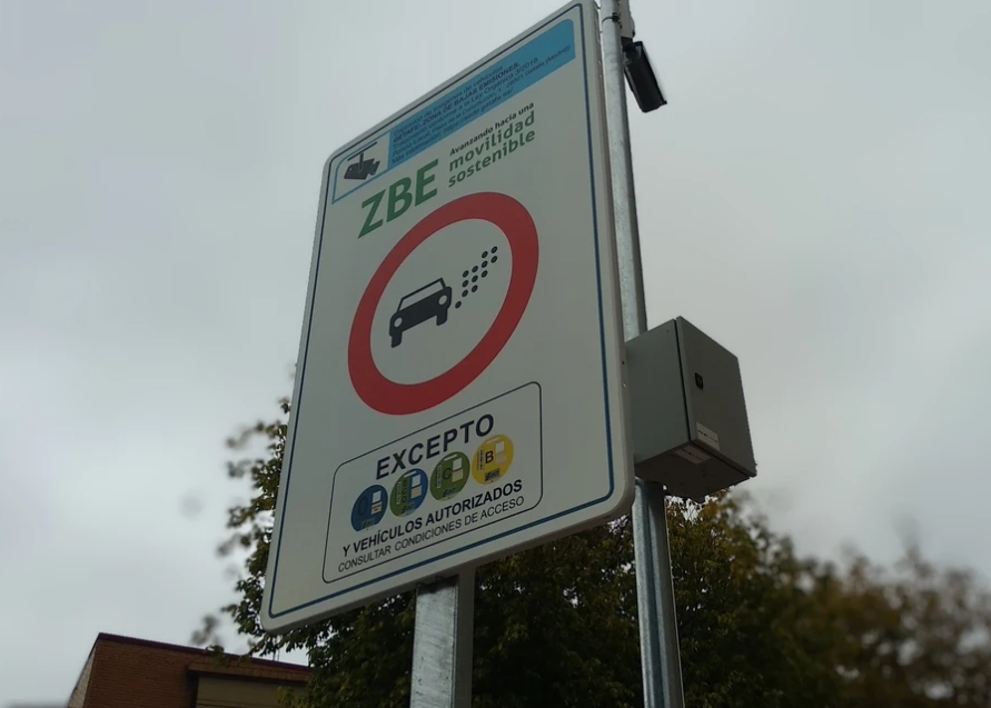 El Ayuntamiento llega a un acuerdo con Asemtagra: 90 talleres de Granada podrán reparar coches sin etiqueta en la ZBE
