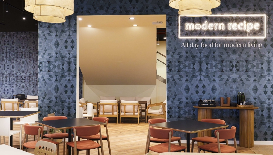 Interior del restaurante Modern Recipe, de Sodexo, en Distrito Telefónica. - 
