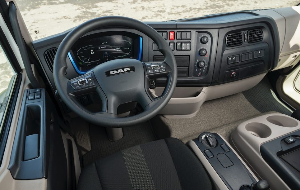 El interior del XB Electric apenas difiere de su hermano diésel.