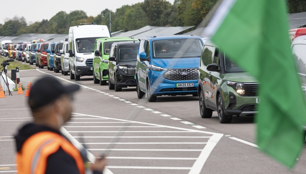Caravana de furgonetas Ford Transit en Reino Unido. - 